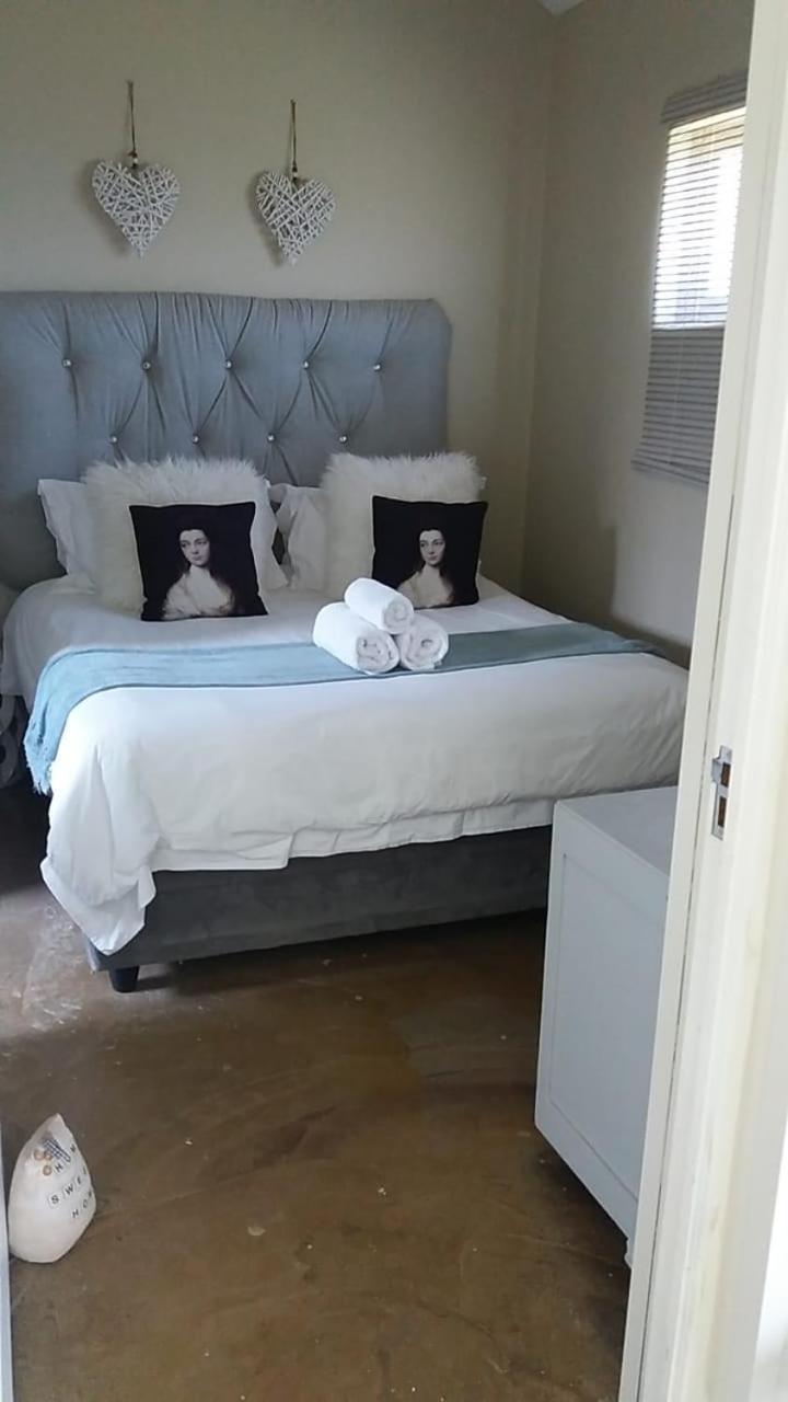 Lola'S Self Catering Accommodation Кларенс Екстериор снимка
