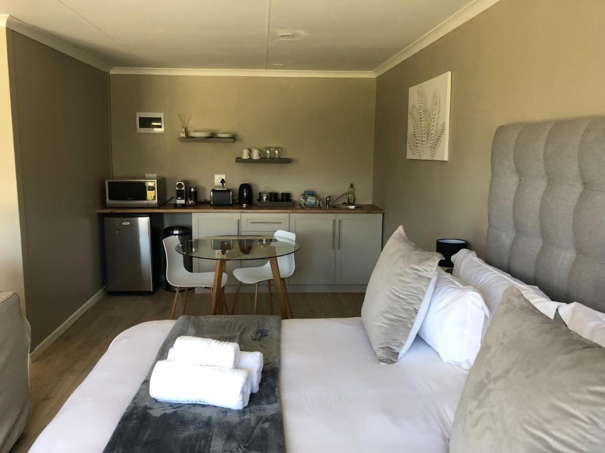 Lola'S Self Catering Accommodation Кларенс Екстериор снимка